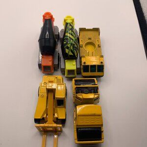 A BUNDLE OF FIVE VINTAGE MATCHBOX/HOTWHEELS CONSTRTION TRUCKS